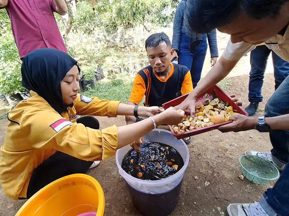 Petani Agroforestri Kedondong Pesawaran Belajar Bikin Pupuk Ecoenzim - Kolaborasi Jaga Hutan dan Tingkatkan Kualitas Kopi - Yopie Pangkey.webp