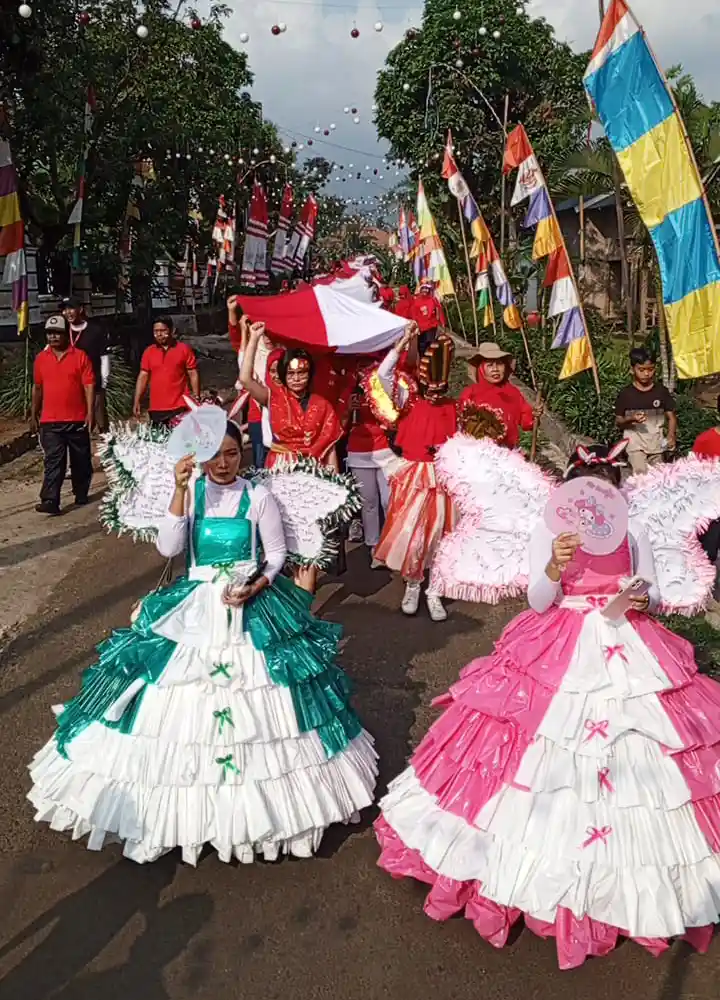 Dijahit Rakyat Diarak Bersama - Bendera Merah Putih 80 Meter Menyusuri Desa Pasuruan lampung Selatan Lamsel - 3