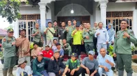 Kepala Dinas Kehutanan Provinsi Lampung foto bersama pengurus dan anggota Gapoktan Barokah Jaya Pekon Dadapan Kecamatan Sumberejo Kabupaten Tanggamus