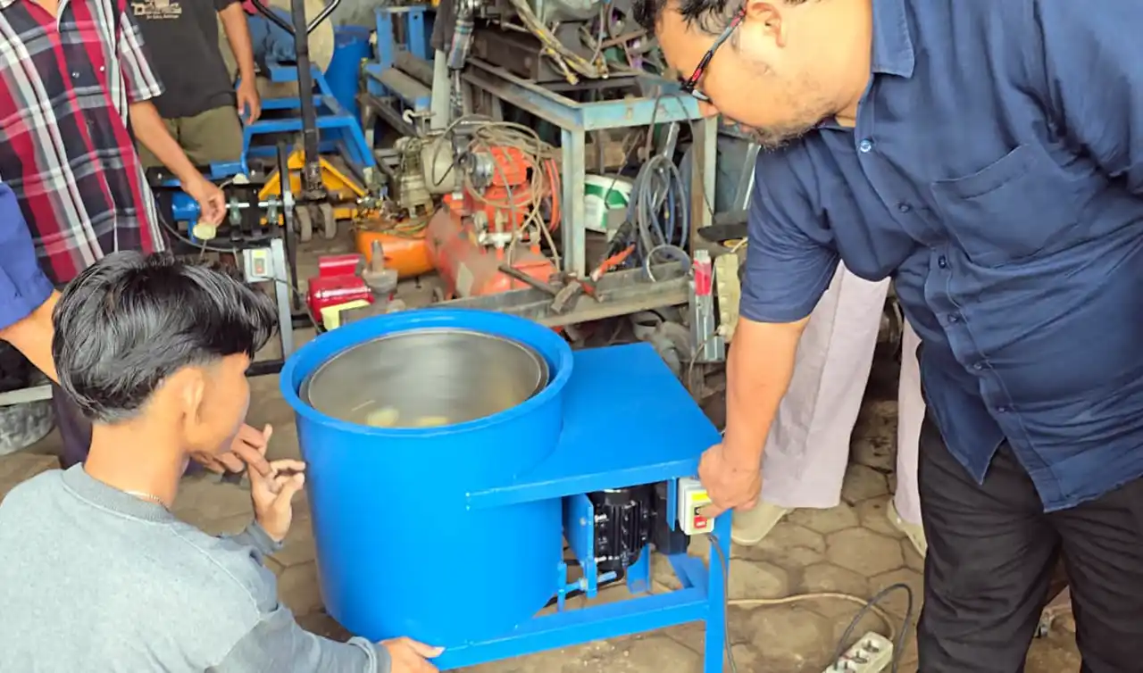 Dosen Polinela Rancang Oil Spinner Bantu UMKM Anugrah Keripik Tingkatkan Mutu Produk