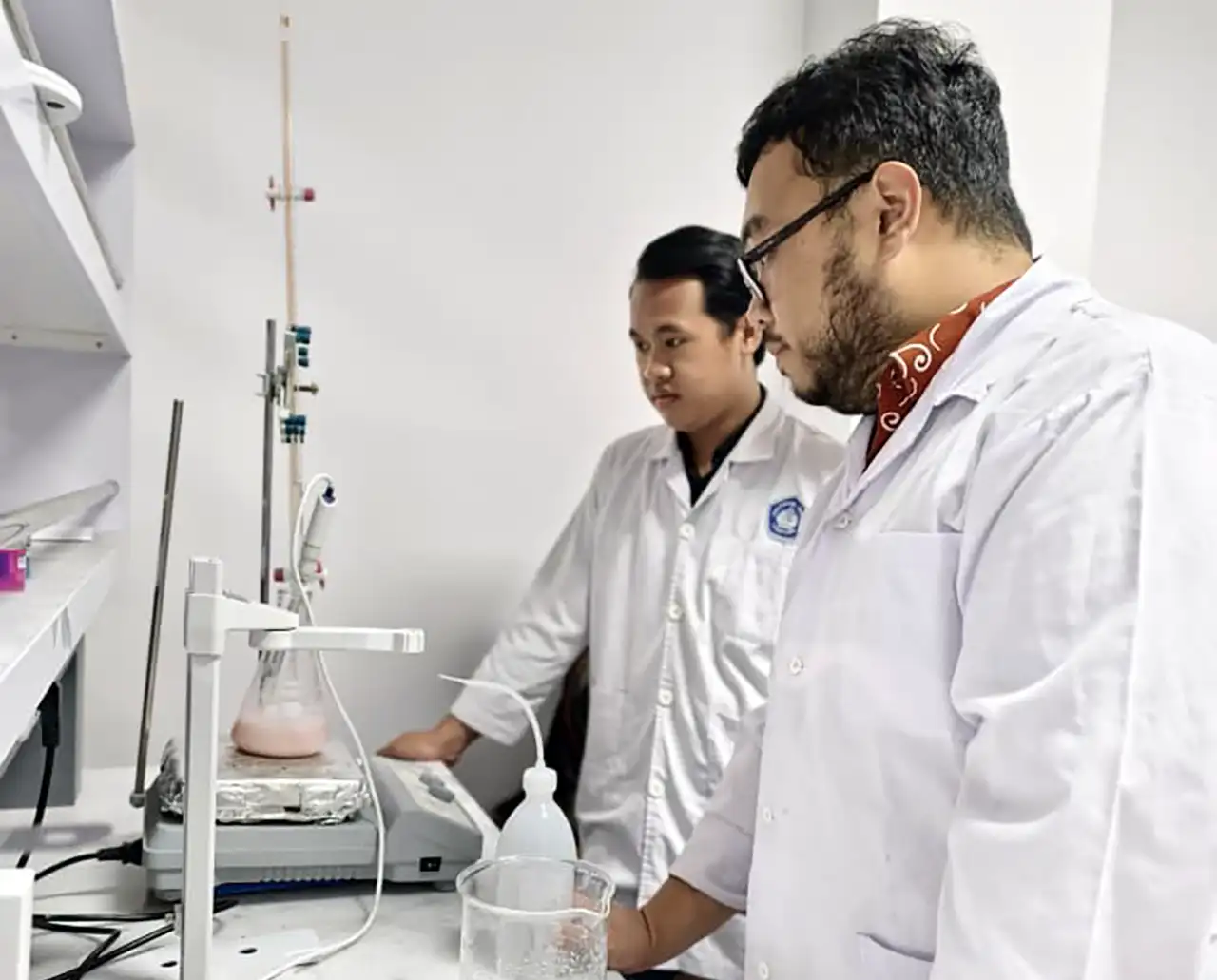 Manfaatkan Limbah Sekam Padi Dosen dan Mahasiswa Polinela Teliti Sintesis Biosilika Mesopori Abu Sekam Padi Ramah Lingkungan