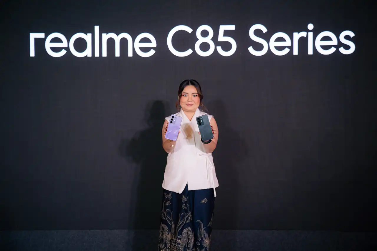 Krisva Angnieszca - PR Lead realme Indonesia bersama realme C85 Series