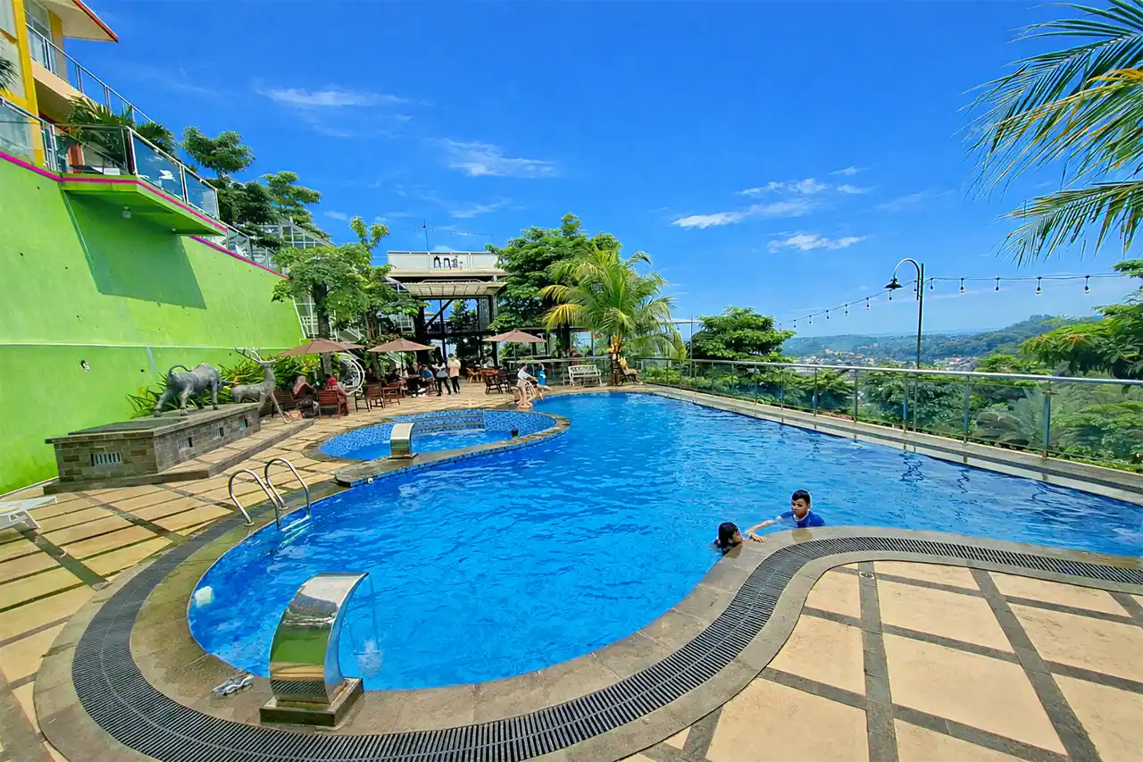 kolam renang Skyland