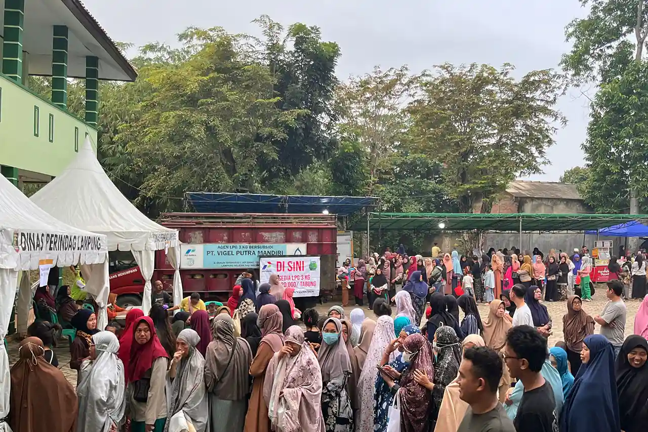 Gubernur Lampung Gelar Pasar Murah di Masjid Ulul Albaab Bantu Rakyat Jelang Ramadan
