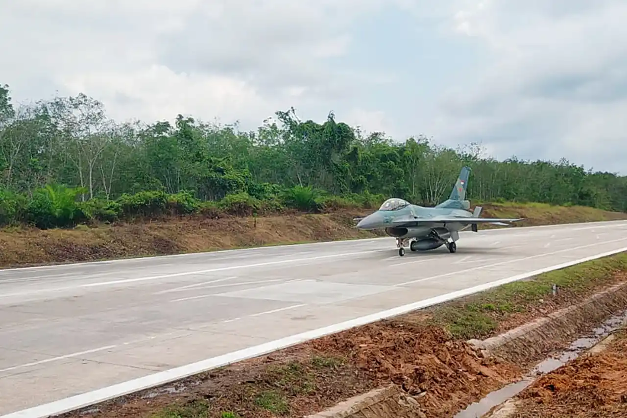 Pertama di Indonesia Jet Tempur TNI AU Mendarat di Tol Lampung