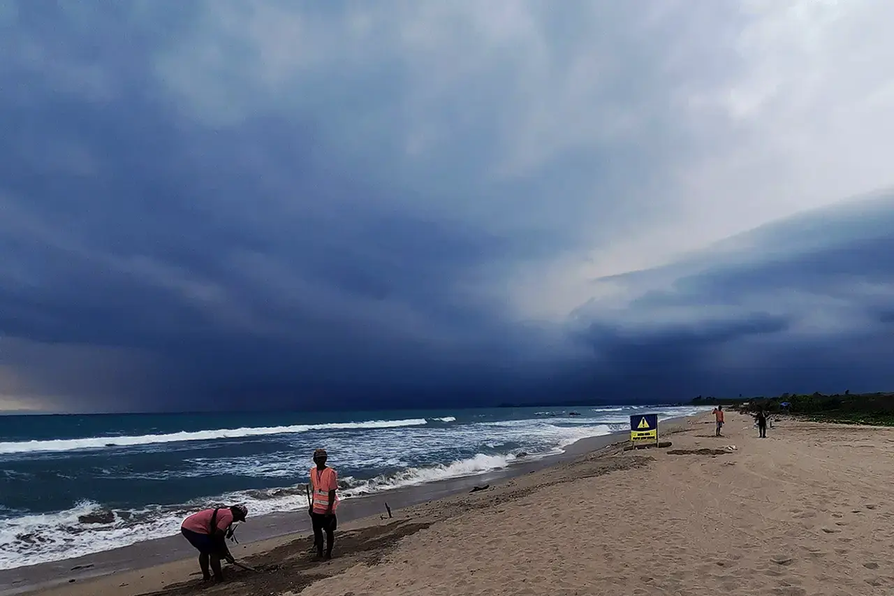 cuaca tidak menentu langit mendung pesisir - Mengapa Cuaca Akhir-akhir Ini Sulit Diprediksi - Yopie Pangkey