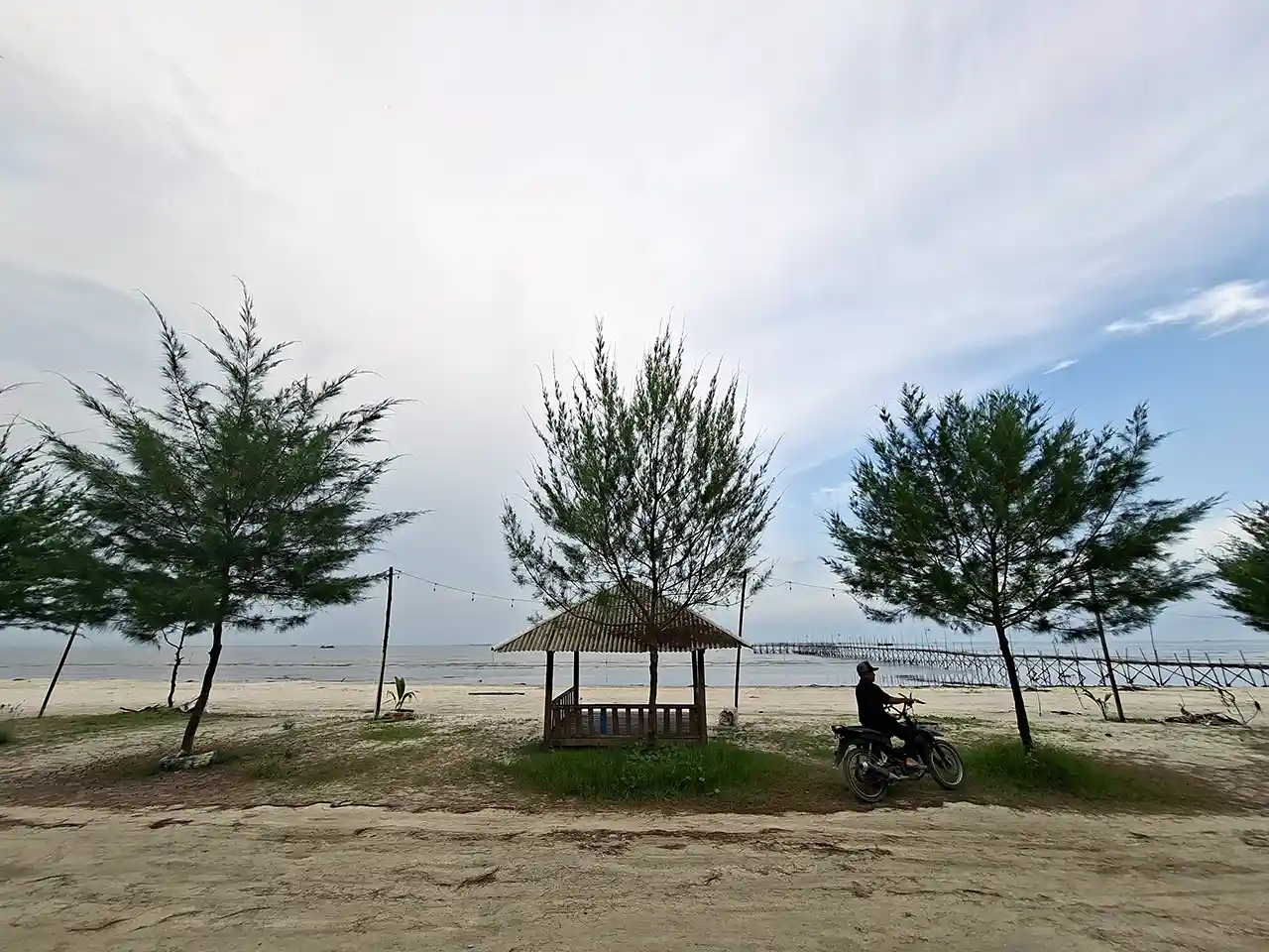 Foto BPHL Wilayah VI Dorong Optimalisasi Jasa Lingkungan Wisata Alam di Pantai Mutiara Baru Lampung Timur - Yopie Pangkey