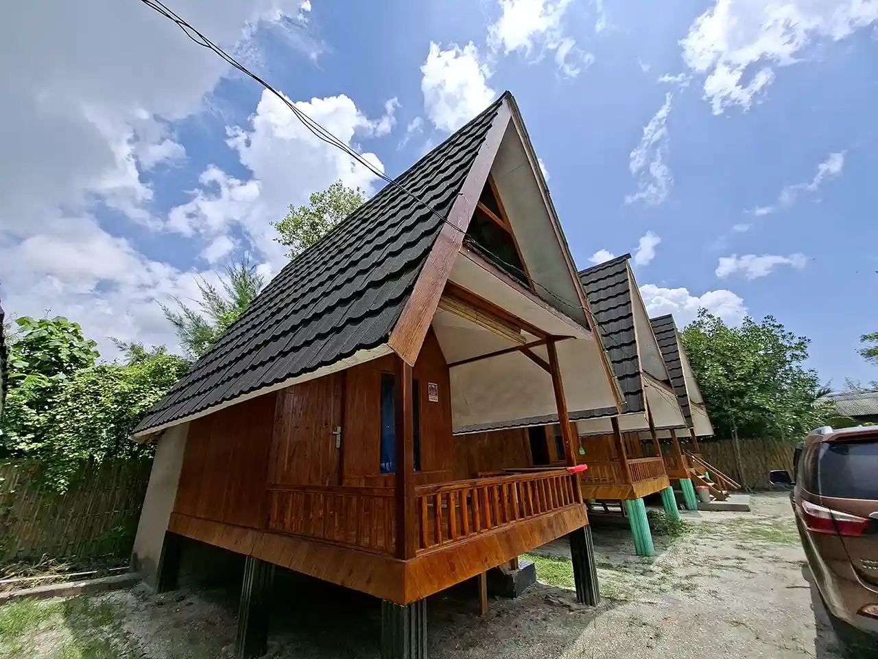 Foto Cottage - BPHL Wilayah VI Dorong Optimalisasi Jasa Lingkungan Wisata Alam di Pantai Mutiara Baru Lampung Timur - Yopie Pangkey