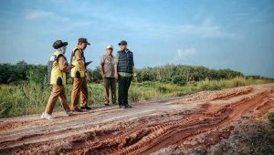 Setelah 30 Tahun Berlumpur dan Berdebu Jalan Gedong Aji–Umbul Mesir Diperbaiki untuk Akses Pertanian