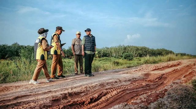 Setelah 30 Tahun Berlumpur dan Berdebu Jalan Gedong Aji–Umbul Mesir Diperbaiki untuk Akses Pertanian