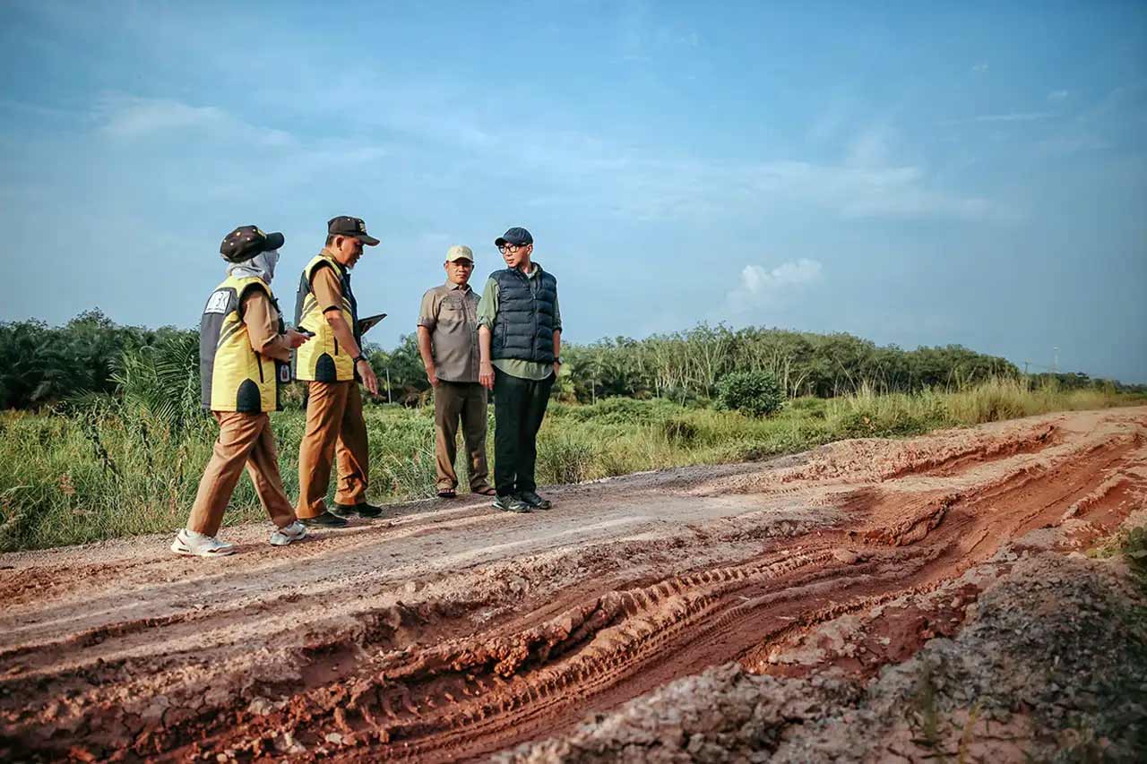 Setelah 30 Tahun Berlumpur dan Berdebu Jalan Gedong Aji–Umbul Mesir Diperbaiki untuk Akses Pertanian