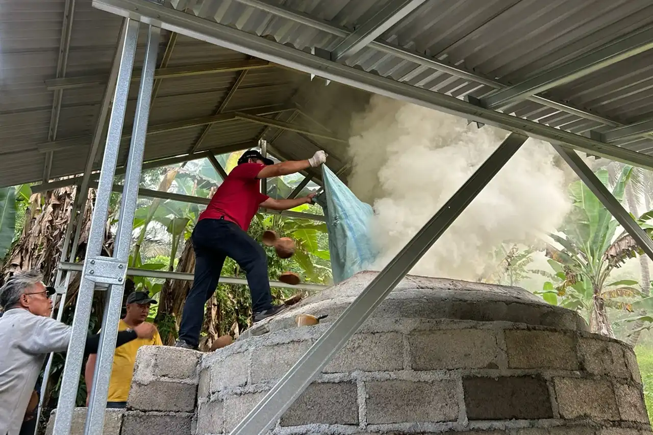 Arang Kelapa Naik Kelas Teknologi Tungku Beehive Dorong Efisiensi dan Nilai Tambah Desa