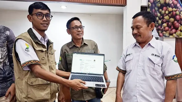 KTH Mutiara Baru Naik Kelas Lakukan Pembayaran Jasa Lingkungan Pertama di Luar Jawa - Yopie Pangkey