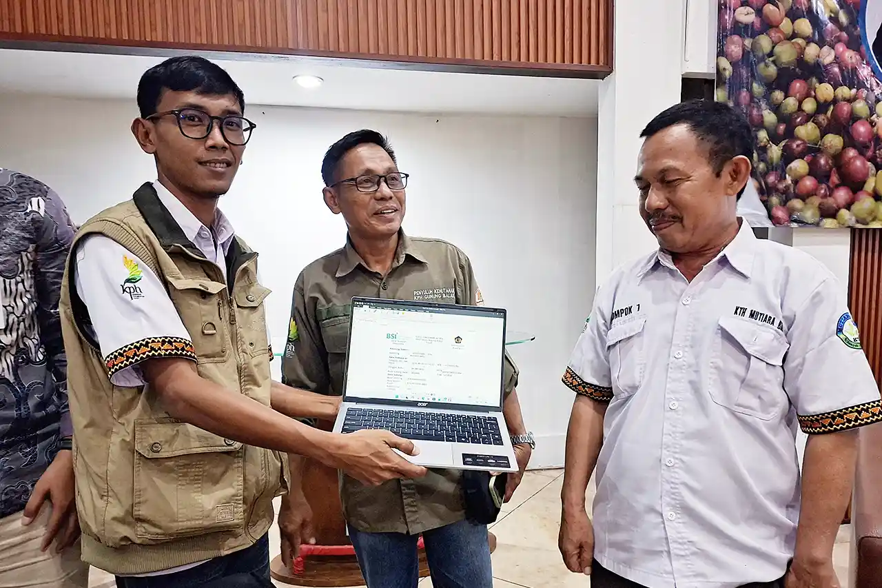 KTH Mutiara Baru Naik Kelas Lakukan Pembayaran Jasa Lingkungan Pertama di Luar Jawa - Yopie Pangkey