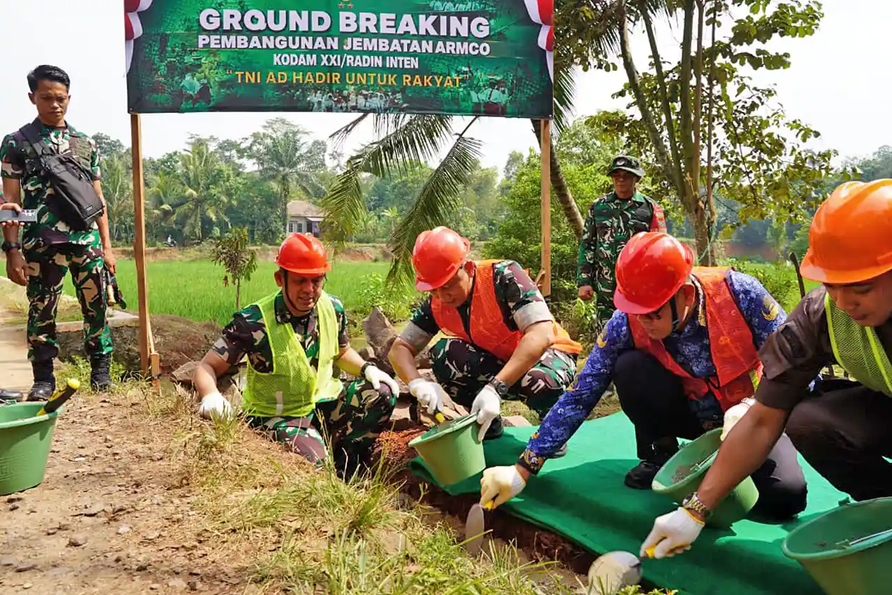 Gedor Ekonomi Pelosok Lampung TNI Bangun Serentak 24 Jembatan ARMCO - Korem 043 Garuda Hitam Gatam