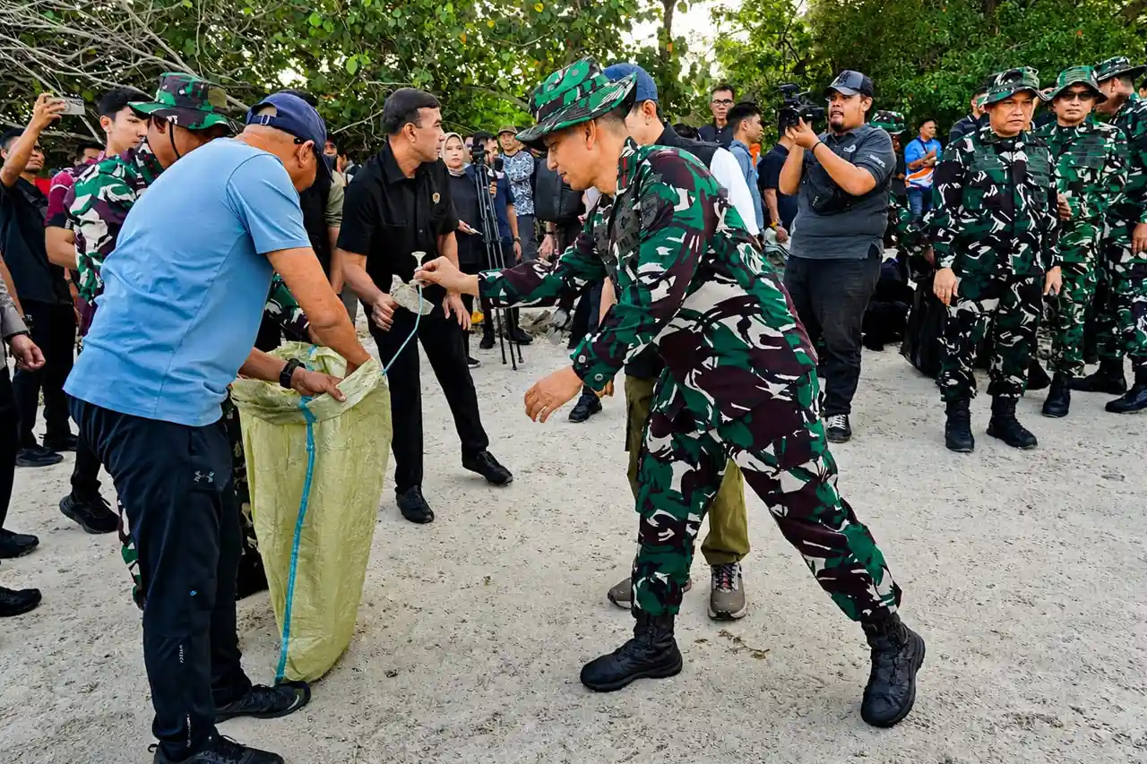 Bukan Sekadar Bersih Pantai Korem 043 Gatam Dorong Budaya Bersih di Lampung 1