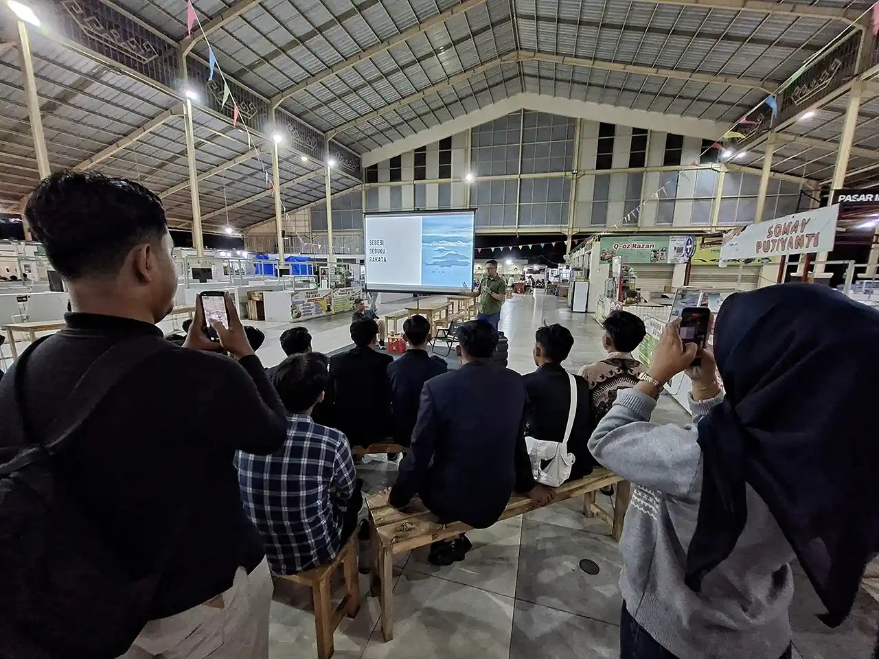 Bisik Cerita Krakatau Lewat Foto Udara Cara Aman Komunitas Lampung Nikmati Ikon Dunia - Yopie Pangkey - 2