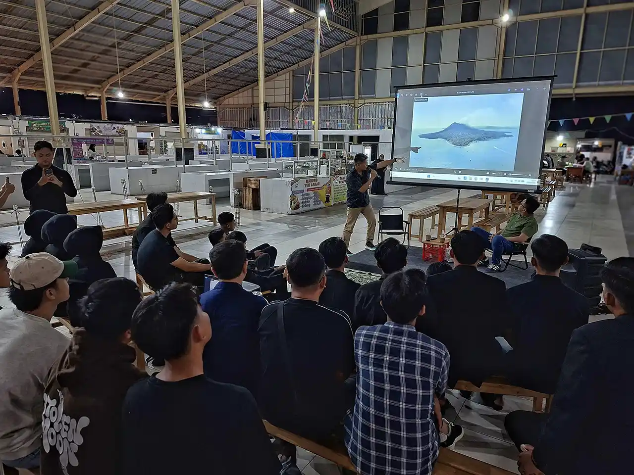 Bisik Cerita Krakatau Lewat Foto Udara Cara Aman Komunitas Lampung Nikmati Ikon Dunia - Yopie Pangkey - 3