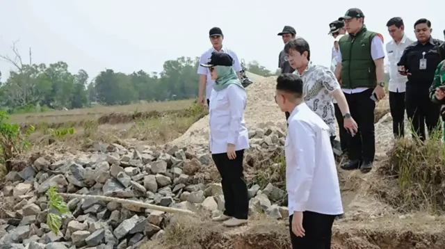 Jaga Sawah Saat Kemarau Lampung Timur Ela Siti Nuryamah Bangun Embung Cadangan Air di Pekalongan.webp