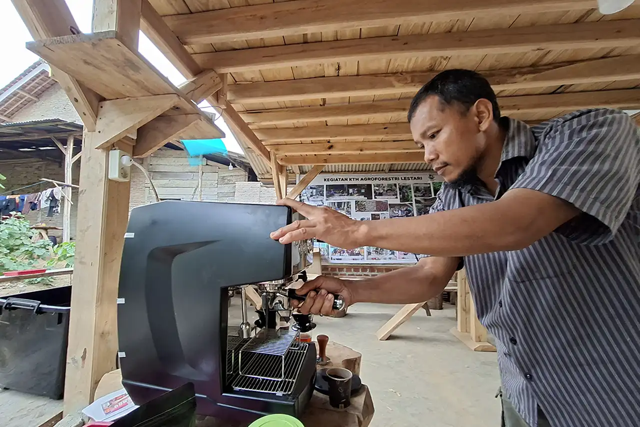Lompatan Hilirisasi Kopi Petani Hutan KPH Pesawaran Dari Cangkul hingga Mesin Espresso