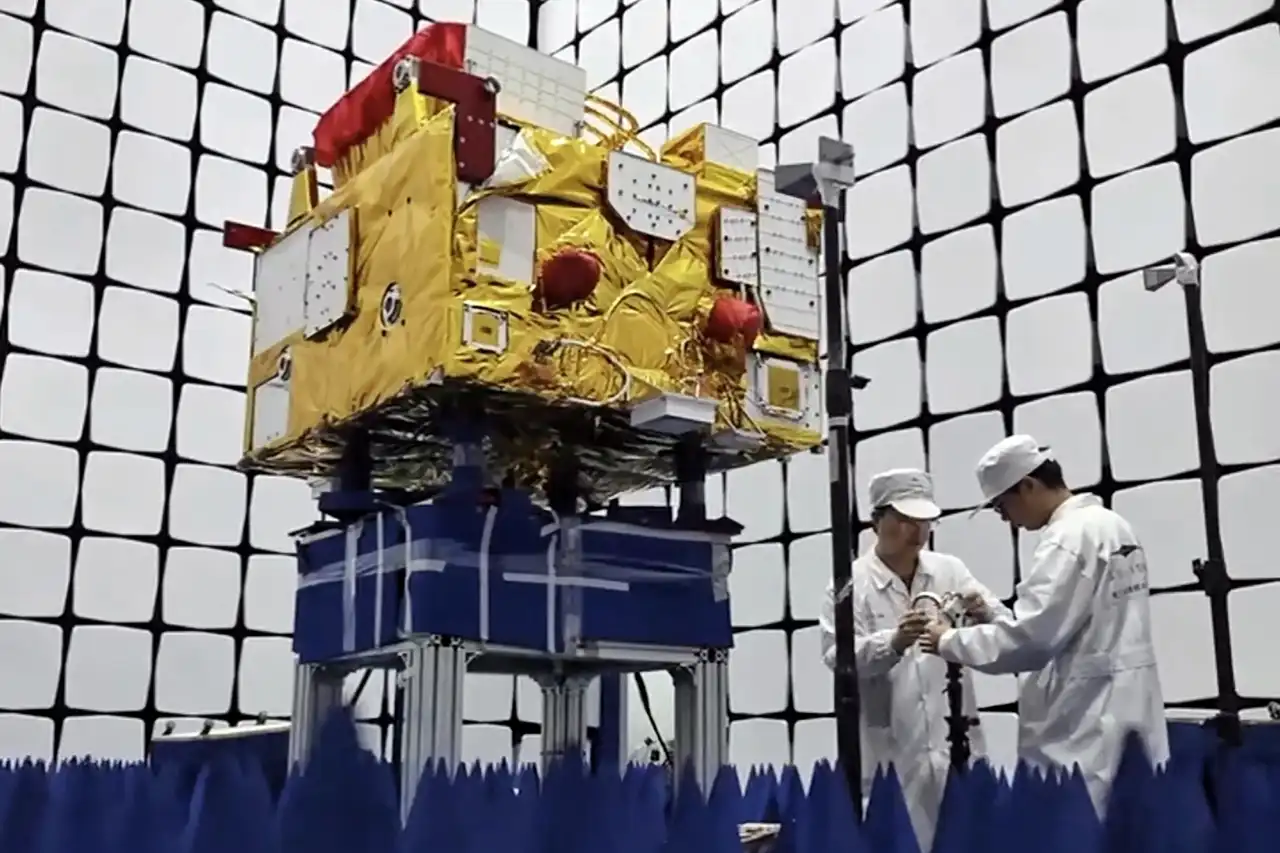 Satelit Hiperspektral dalam proses perakitan