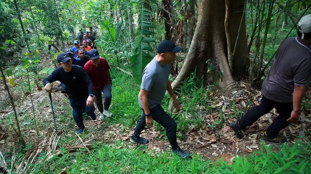 Trekking 6 Kilometer Cara Gubernur Lampung Rahmat Mirzani Djausal Jaga Kebugaran