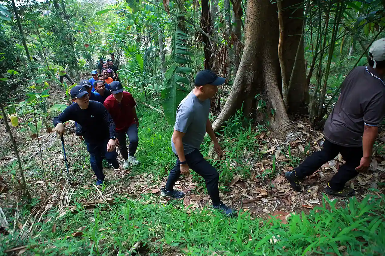 Trekking 6 Kilometer Cara Gubernur Lampung Rahmat Mirzani Djausal Jaga Kebugaran